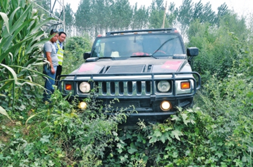 毒販悍馬車(chē)運(yùn)毒遇查 “心虛”沖進(jìn)玉米地被駐馬店警方抓獲