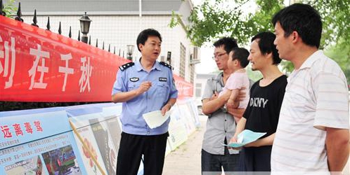 正陽縣公安局禁毒大隊向行人宣傳“預(yù)防毒駕、珍愛生命”常識