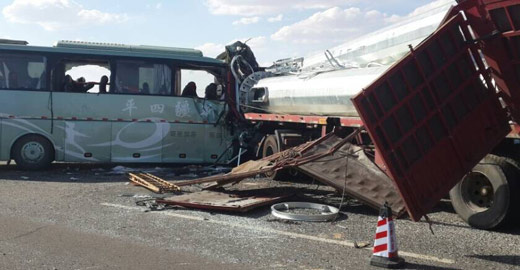 新疆一大客車(chē)在甘肅境內(nèi)發(fā)生車(chē)禍致13人死亡