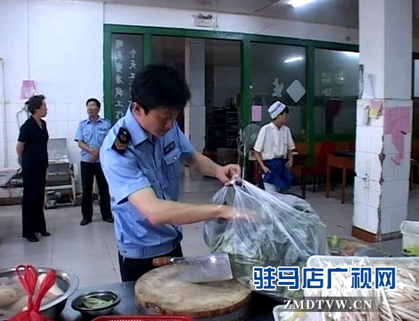 執(zhí)法人員檢查考場(chǎng)附近酒店廚房<a  href='http://cndedutech.com/'  title='衛(wèi)生' target='_blank' >衛(wèi)生</a>_副本.jpg