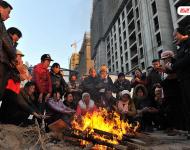 2014年3月份，100多名來自各地的建筑工人來到寧夏銀川鼎輝時(shí)代城二期項(xiàng)目工地上打工，11月2日，項(xiàng)目正式停工，但工友們一年來的血汗錢卻始終沒有下發(fā)，“光跑勞動(dòng)監(jiān)察大隊(duì)就不下10次，但每次都說已經(jīng)處理了，要我們回去等消息?！?2月31日，工友們來到銀川市公安局金鳳分局，但是打聽了一圈卻始終沒找到這起案件的負(fù)責(zé)人。又跑了一天的工友們帶著重重心事再次回到工地，升起了一堆篝火取暖?！暗仍┘倨谝贿^，我們還得去要錢，要不到錢就不回家過年了！”新華社記者 彭昭之 攝