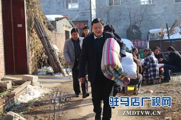 古塔街道黨工委書記施惠杰（前一）、街道辦事處主任張冬（左一）到村里慰問困難殘疾人.JPG