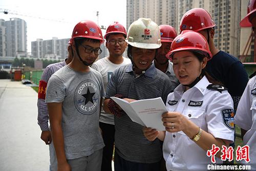 資料圖：安監(jiān)辦工作人員進(jìn)工地給農(nóng)民工普及安全生產(chǎn)知識(shí)。<ahttp://www.chinanews.com/'>中新社</a>記者 韓蘇原 攝