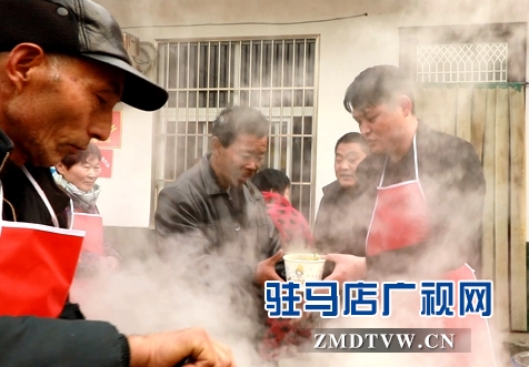 67戶貧困戶與扶貧干部共吃團(tuán)圓飯