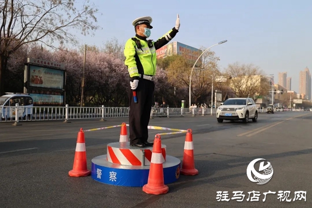  颯！駐馬店交警“文明示范形象崗”亮相街頭