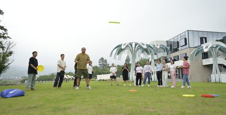 第一視點丨記者再訪余村手記：綠水青山變成幸?？可? /></p>
<p>在安吉余村鄉(xiāng)村圖書館前，年輕人在草坪上玩飛盤。圖片來源：新華社</p>
<p><strong>三</strong></p>
<p>歷史長河奔流不息，思想偉力引領航程。</p>
<p>把綠水青山建得更美、把金山銀山做得更大！諄諄囑托，化為堅定行動，一個又一個“余村”在蝶變。</p>
<p>人不負青山，青山定不負人。</p>
<p>生態(tài)美、經(jīng)濟強、百姓富！一幅現(xiàn)代版“富春山居圖”在浙江大地徐徐展開——</p>
<p>截至2022年底，浙江美麗鄉(xiāng)村覆蓋率已達93%，創(chuàng)成42個國家生態(tài)文明建設示范區(qū)、12個“綠水青山就是金山銀山”實踐創(chuàng)新基地，數(shù)量居全國第一；36家縣級兩山合作社，開發(fā)項目111個、累計帶動村集體超1000個、村集體累計增收超5億元；全省生態(tài)環(huán)境公眾滿意度連續(xù)11年提升，實現(xiàn)國家污染防治攻堅戰(zhàn)成效考核、生態(tài)環(huán)境滿意度評價兩個“全國第一”……</p>
<p>老百姓的幸福感哪里來？</p>
<p>作為習近平生態(tài)文明思想的重要萌發(fā)地、“綠水青山就是金山銀山”理念的發(fā)源地和率先實踐地，浙江以實踐作答：環(huán)境就是民生，青山就是美麗，藍天也是幸福。</p>
<p>這條路，浙江人越走越堅定。綠水青山成為百姓的幸福靠山，綠色成為浙江發(fā)展最動人的色彩。</p>
<p>記得2020年，全國兩會，浙江代表團首次以代表團名義，向全國人代會提交《關于設立8·15“國家生態(tài)文明日”的議案》。我作為浙江代表團隨團記者，全程親歷并最早報道了這一刻。</p>
<p>今年6月，十四屆全國人大常委會第三次會議表決通過決定，將8月15日設立為全國生態(tài)日。從此，美麗中國建設有了更強有力的法治保障。</p>
<p>綠水青山，折射思想光芒，回應時代之問。</p>
<p>今年7月，全國生態(tài)環(huán)境保護大會上，習近平總書記再次強調“兩山”理念：“牢固樹立和踐行綠水青山就是金山銀山的理念，把建設美麗中國擺在強國建設、民族復興的突出位置……”</p>
<p>從浙江生態(tài)省建設到美麗中國建設，思想穿越時代，照亮前行之路。</p>
<p>“綠水青山就是金山銀山”理念，引領中國廣袤大地發(fā)生著深刻變化；習近平生態(tài)文明思想深入人心，筑牢中國式現(xiàn)代化的生態(tài)根基，為全球生態(tài)文明建設貢獻了中國方案。</p>
<p>江潮奔涌，群山疊翠。從東海之濱到錢江兩岸，從繁華都市到美麗鄉(xiāng)村，人與自然和諧共生的現(xiàn)代化新篇章在浙江大地、在中國大地精彩續(xù)寫。</p>
      <!--ecms.*-->
      <p class=