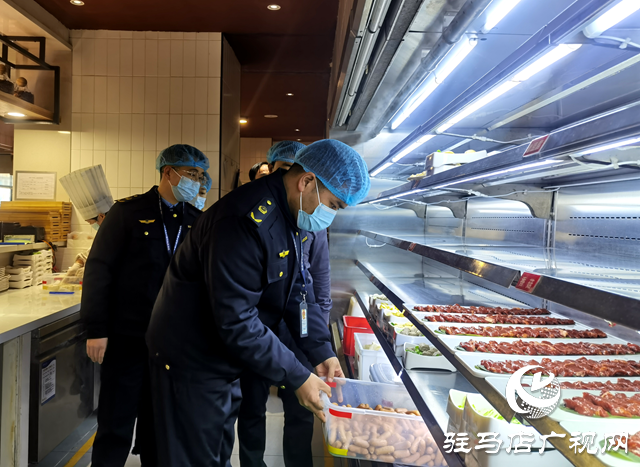 突擊檢查餐飲單位 確保“年夜飯”食品安全