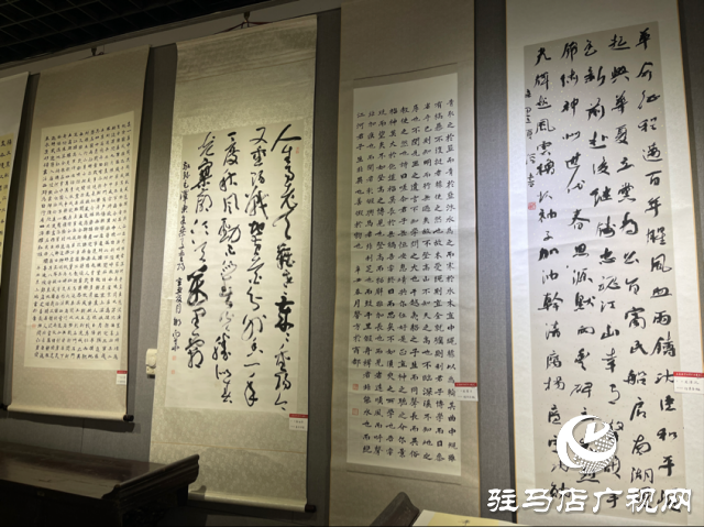 駐馬店市文化館舉行“永遠(yuǎn)聽黨話 筆墨潤萬家”河南大書法作品展