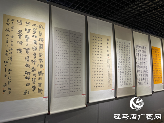 駐馬店市文化館舉行“永遠(yuǎn)聽黨話 筆墨潤萬家”河南大書法作品展