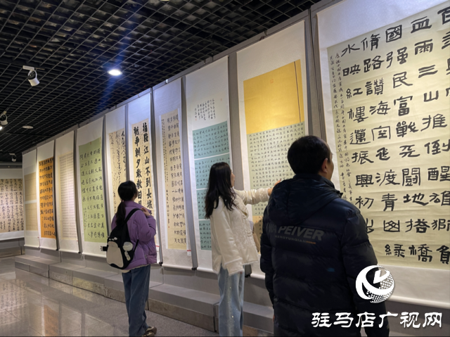 駐馬店市文化館舉行“永遠(yuǎn)聽黨話 筆墨潤萬家”河南大書法作品展