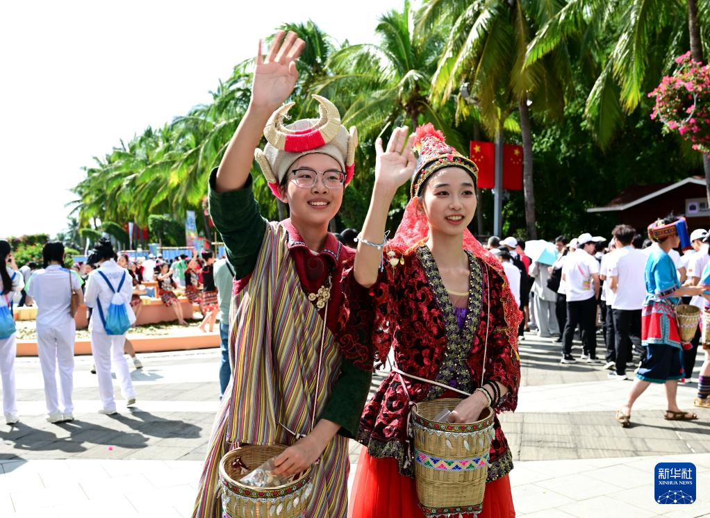 第十二屆全國少數(shù)民族傳統(tǒng)體育運動會民族大聯(lián)歡活動在三亞舉行