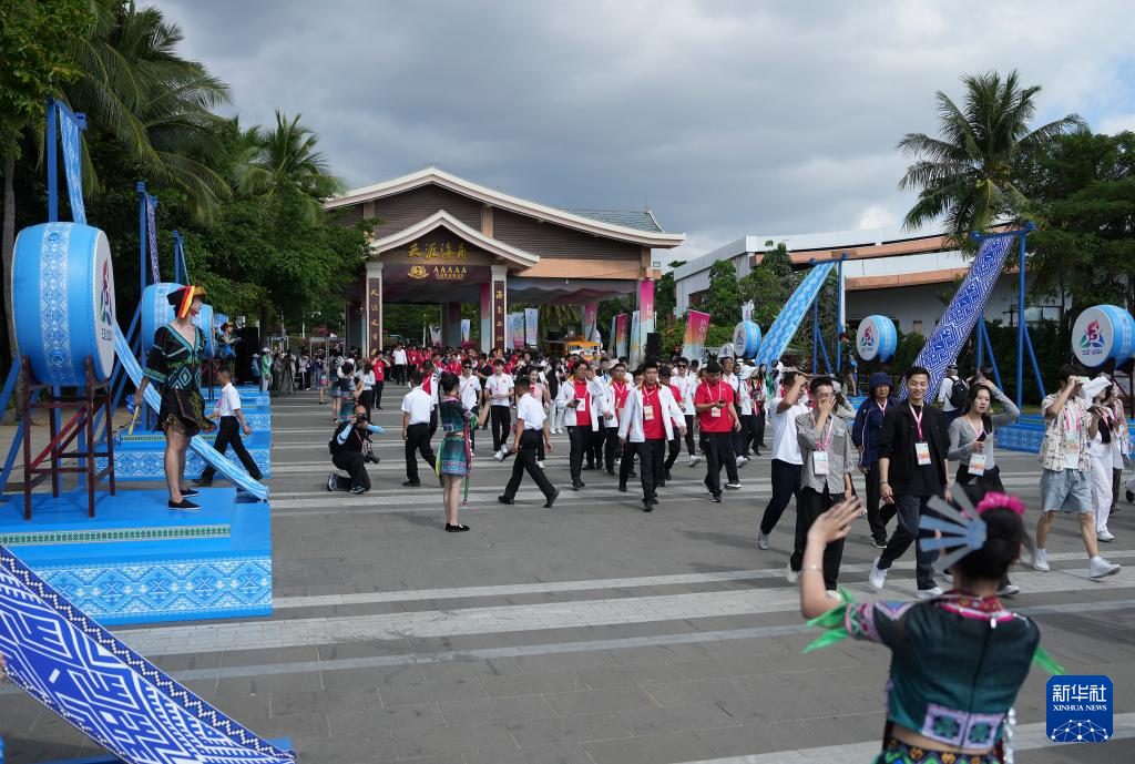 第十二屆全國少數(shù)民族傳統(tǒng)體育運動會民族大聯(lián)歡活動在三亞舉行