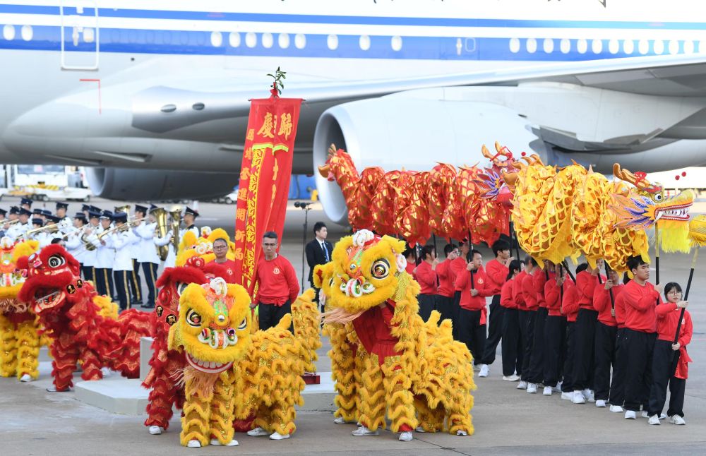 高清大圖丨習(xí)近平抵達澳門受到熱烈歡迎