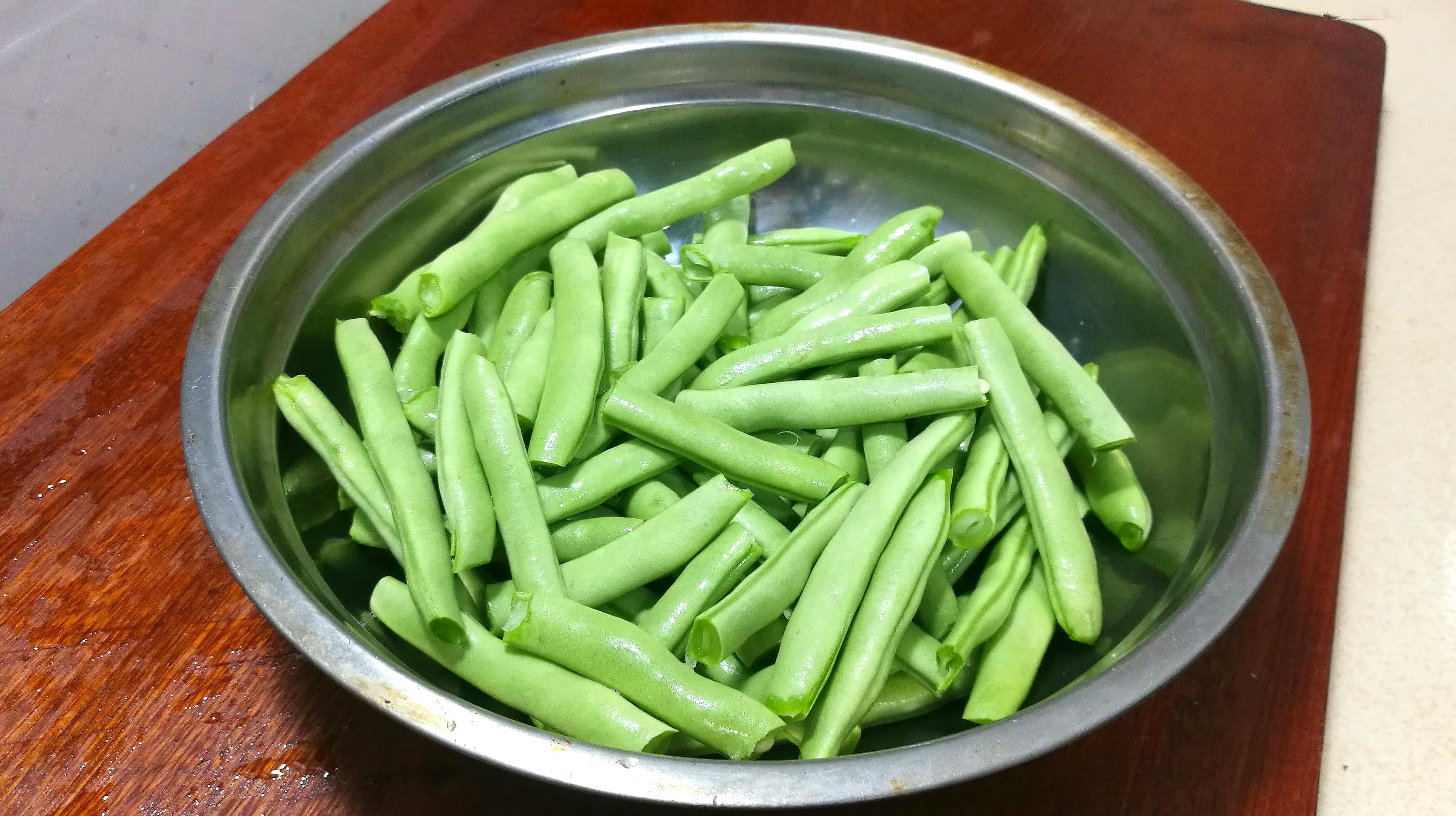 “聚餐不得用四季豆”，網(wǎng)友吵翻了