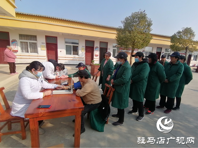  駐馬店市康復輔具協(xié)會工作人員深入重度殘疾人集中托養(yǎng)中心看望慰問護理職工