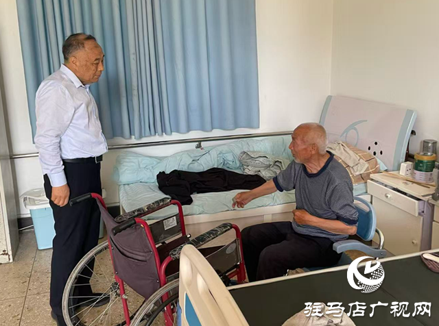 中國(guó)殘聯(lián)副主席張銀良看望殘疾職工和托養(yǎng)殘疾人