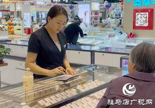 金價高位運(yùn)行 首飾金“以舊換新”受熱捧